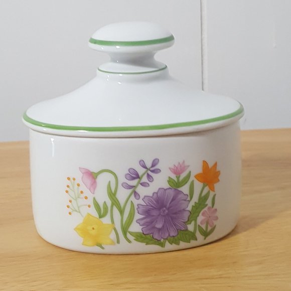 Vintage Ceramic/Bisque Trinket Container with Lid - - Picture 2 of 6